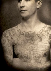 Tarjeta de gabinete de un hombre tatuado, c.1880